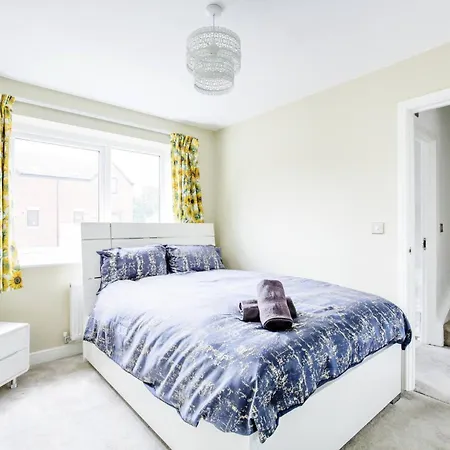 Holiday home Modern 4-bdr House + Parking | Walk To Centre *