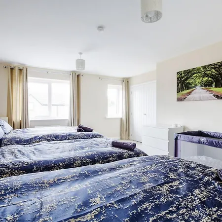 Modern 4-bdr House + Parking | Walk To Centre *