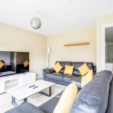 Modern 4-bdr House + Parking | Walk To Centre Manchester