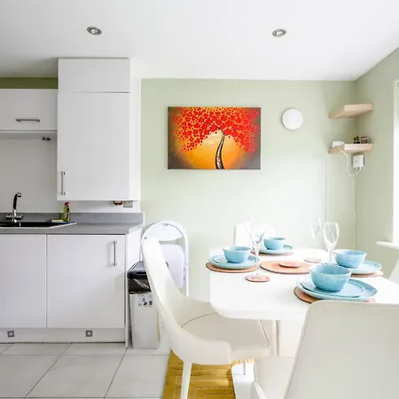 Modern 4-bdr House + Parking | Walk To Centre Holiday home
