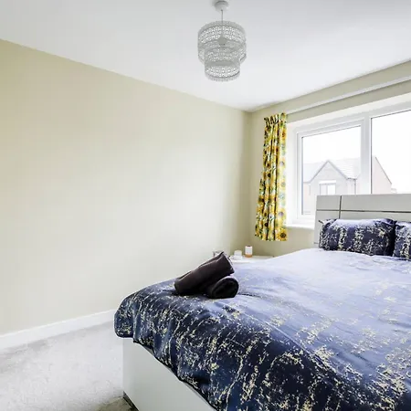 Modern 4-bdr House + Parking | Walk To Centre Holiday home *