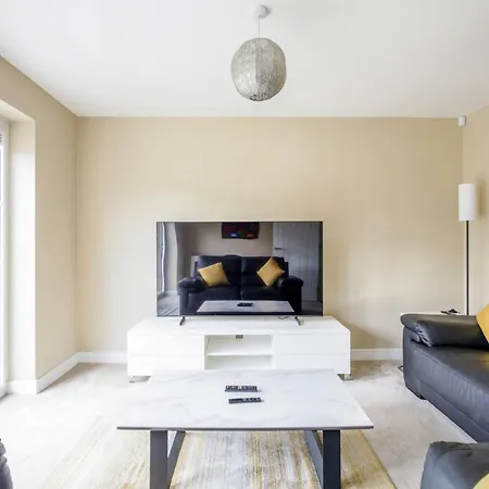 Holiday home Modern 4-bdr House + Parking | Walk To Centre *
