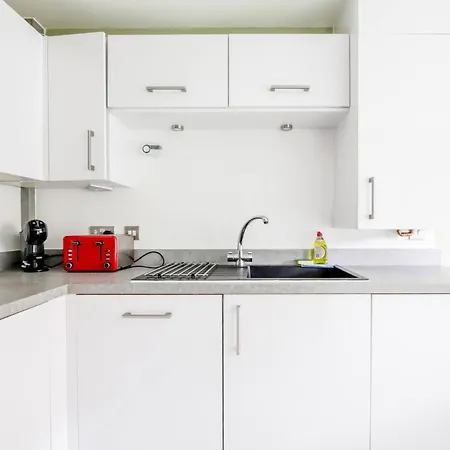 Modern 4-bdr House + Parking | Walk To Centre Manchester