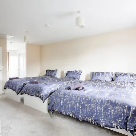 Modern 4-bdr House + Parking | Walk To Centre * Manchester