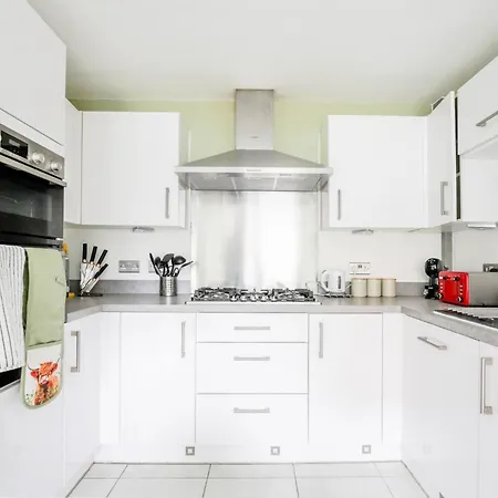 Modern 4-bdr House + Parking | Walk To Centre