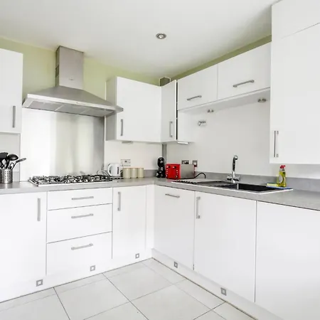Modern 4-bdr House + Parking | Walk To Centre Holiday home