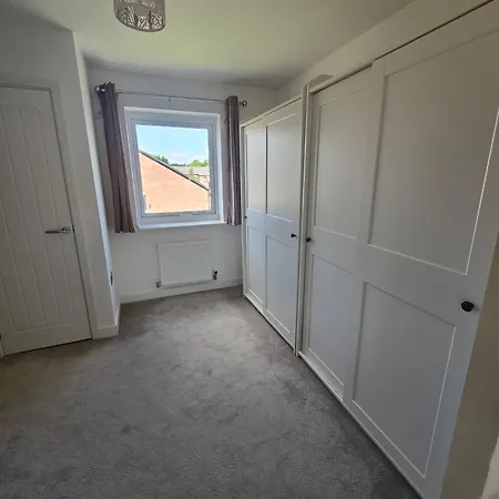 Modern 4-bdr House + Parking | Walk To Centre Holiday home *