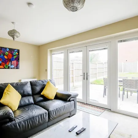 Holiday home Modern 4-bdr House + Parking | Walk To Centre *
