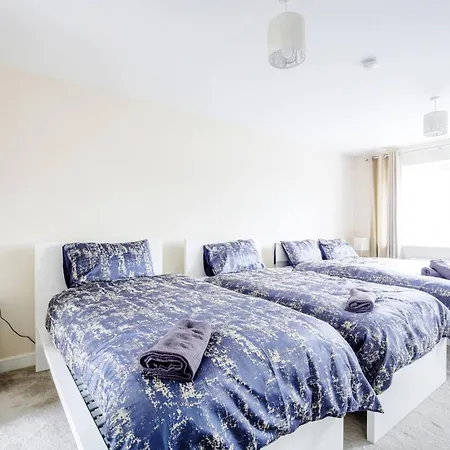 Holiday home Modern 4-bdr House + Parking | Walk To Centre Manchester