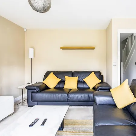Modern 4-bdr House + Parking | Walk To Centre *