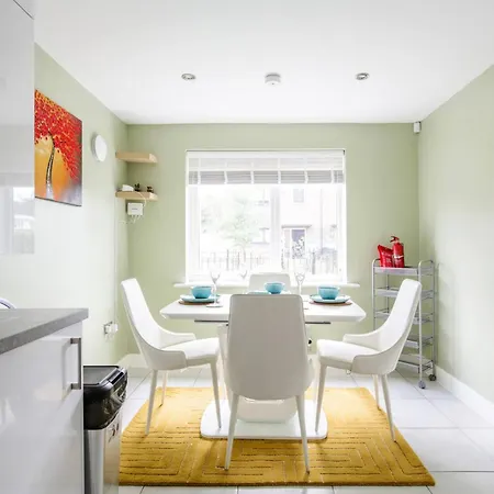 Modern 4-bdr House + Parking | Walk To Centre Manchester