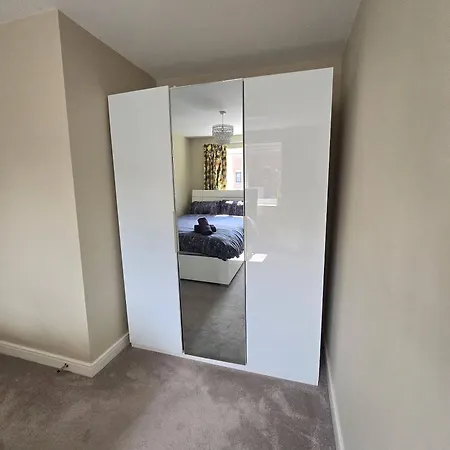 Modern 4-bdr House + Parking | Walk To Centre Holiday home *