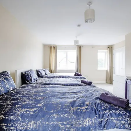 Holiday home Modern 4-bdr House + Parking | Walk To Centre *