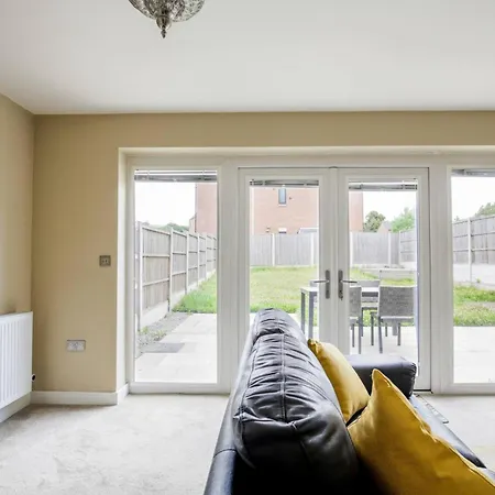 Modern 4-bdr House + Parking | Walk To Centre Holiday home Manchester