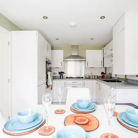 Holiday home Modern 4-bdr House + Parking | Walk To Centre Manchester