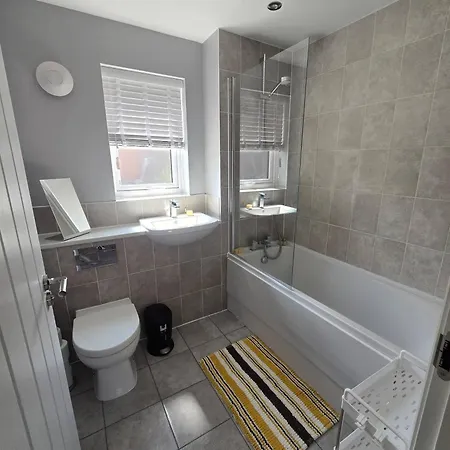 Modern 4-bdr House + Parking | Walk To Centre Manchester