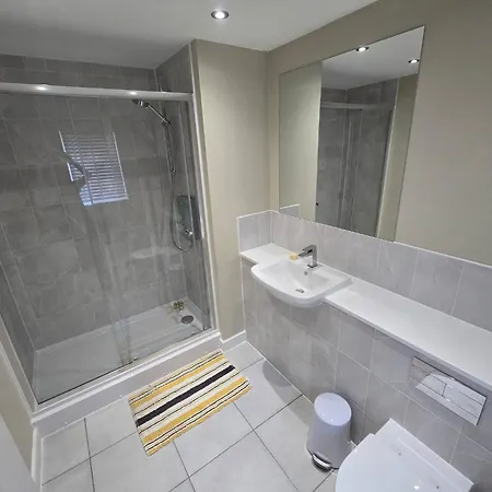 Modern 4-bdr House + Parking | Walk To Centre