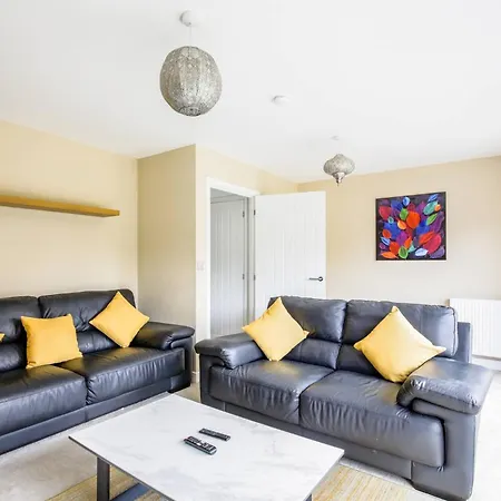Modern 4-bdr House + Parking | Walk To Centre Holiday home