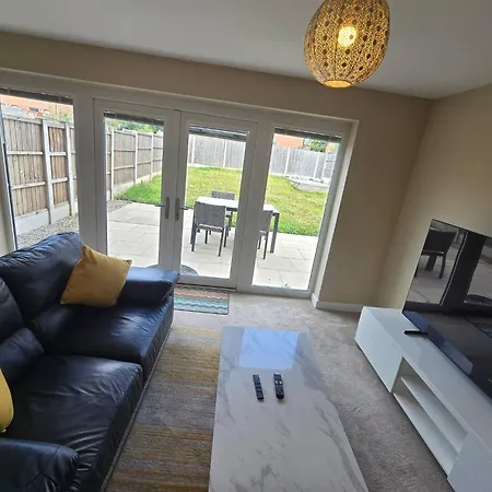 Holiday home Modern 4-bdr House + Parking | Walk To Centre *