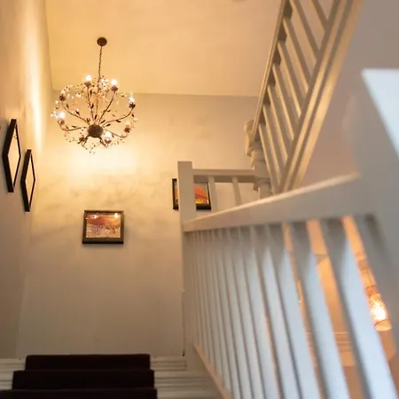 Semesterbostad Whalley Range Gem: Elegant 3-bed Edwardian Manchester