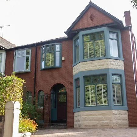 Whalley Range Gem: Elegant 3-bed Edwardian Holiday home *