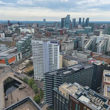 Opulent Skyline Apartman