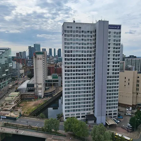Apartment Opulent Skyline