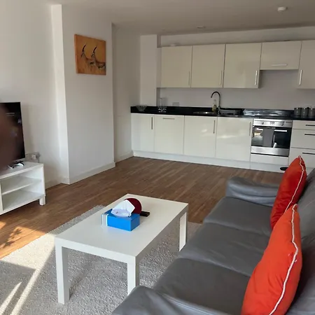 Tj Luxe Salford * مانشستر