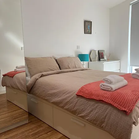 Tj Luxe Salford * مانشستر