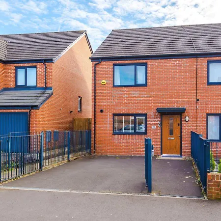 Prázdninový dům Spacious 3-bed With Free Parking And Near Centre *