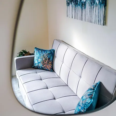 Spacious 3-bed With Free Parking And Near Centre Prázdninový dům *