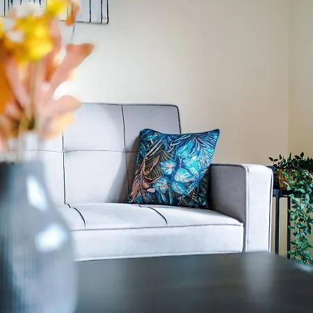 Spacious 3-Bed Home With Free Parking And Near City Centre Holiday home *