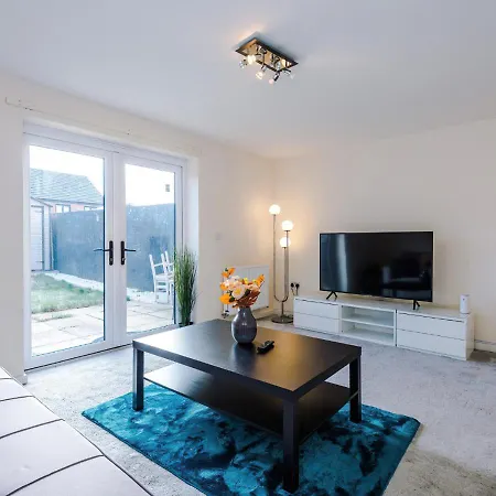 Spacious 3-bed With Free Parking And Near Centre *