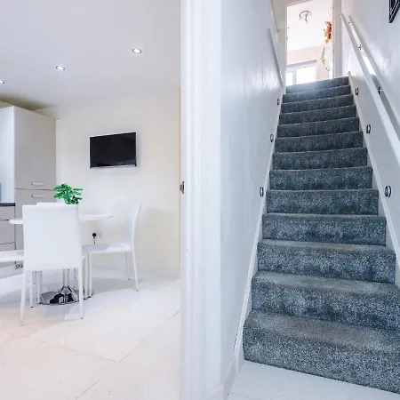 Spacious 3-Bed Home With Free Parking And Near City Centre Holiday home