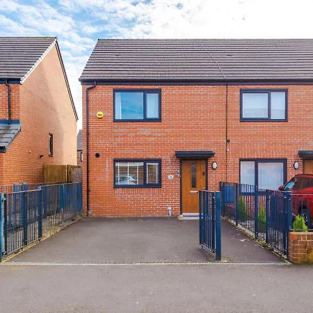 Prázdninový dům Spacious 3-bed With Free Parking And Near Centre Manchester