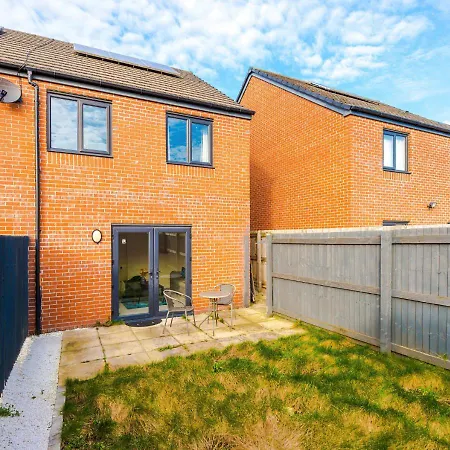 Spacious 3-bed With Free Parking And Near Centre Manchester