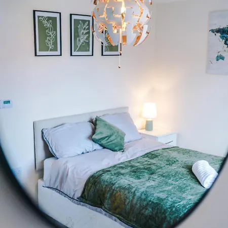 Spacious 3-bed With Free Parking And Near Centre Prázdninový dům Manchester