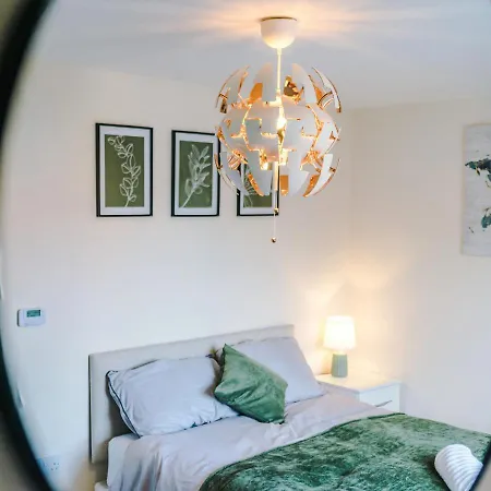 Spacious 3-bed With Free Parking And Near Centre Manchester