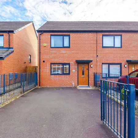 Spacious 3-bed With Free Parking And Near Centre