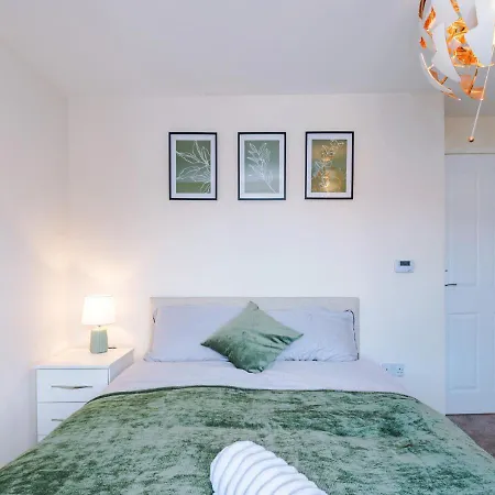 Prázdninový dům Spacious 3-bed With Free Parking And Near Centre *