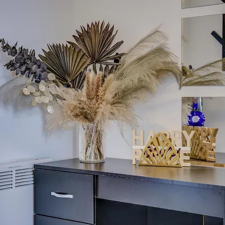 Opulent Skyline Apartman *