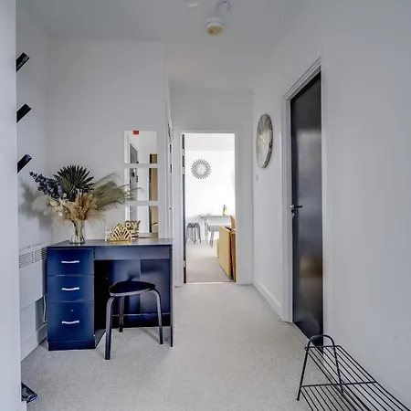 Opulent Skyline Apartman