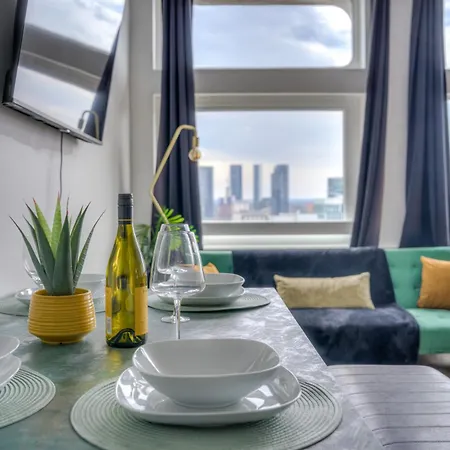 Opulent Skyline Apartman *