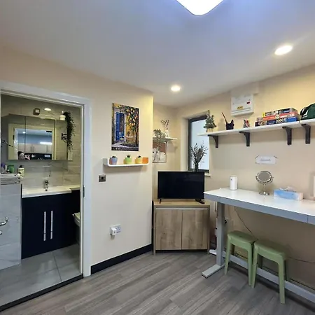 Flat With Free Secure Parking 아파트 *