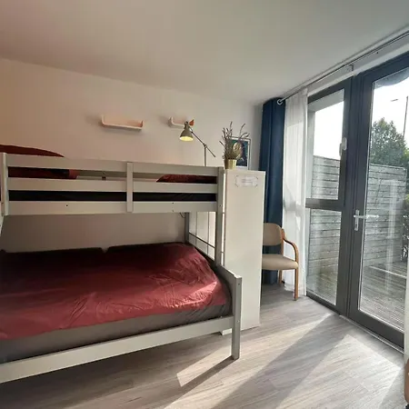 Daire Cosy 2-bed Free Parking, Near Etihad & Centre