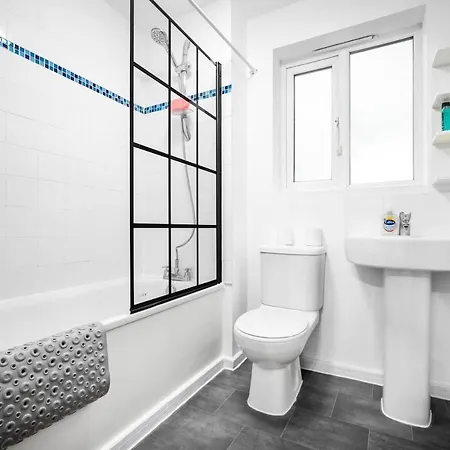 Nyaraló Stylish 4 Bed House With Garden - Sleeps 9 - Salford - Free Parking - Smart Tvs In Every Bedroom - Free Netflix & Ultra Fast Wifi - 6 Min To Centre, Close To Trafford Centre, Etihad Stadium, Arena, Clubs & *