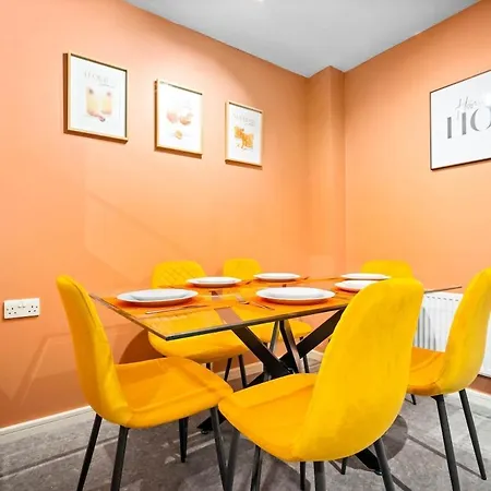 Stylish 4 Bed House With Garden - Sleeps 9 - Salford - Free Parking - Smart Tvs In Every Bedroom - Free Netflix & Ultra Fast Wifi - 6 Min To Centre, Close To Trafford Centre, Etihad Stadium, Arena, Clubs & Nyaraló Manchester
