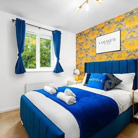 Stylish 4 Bed House With Garden - Sleeps 9 - Salford - Free Parking - Smart Tvs In Every Bedroom - Free Netflix & Ultra Fast Wifi - 6 Min To Centre, Close To Trafford Centre, Etihad Stadium, Arena, Clubs &