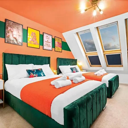 Stylish 4 Bed House With Garden - Sleeps 9 - Salford - Free Parking - Smart Tvs In Every Bedroom - Free Netflix & Ultra Fast Wifi - 6 Min To Centre, Close To Trafford Centre, Etihad Stadium, Arena, Clubs & Manchester