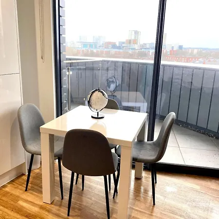 High-rise 2bed With Balcony And Water View * Manchester